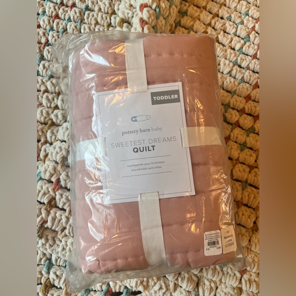 Toddler bed reversible quilt